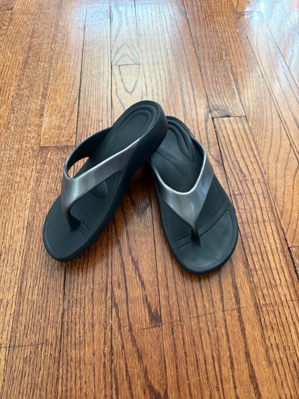 Aetrex Maui Orthotic Women's Flips, 6